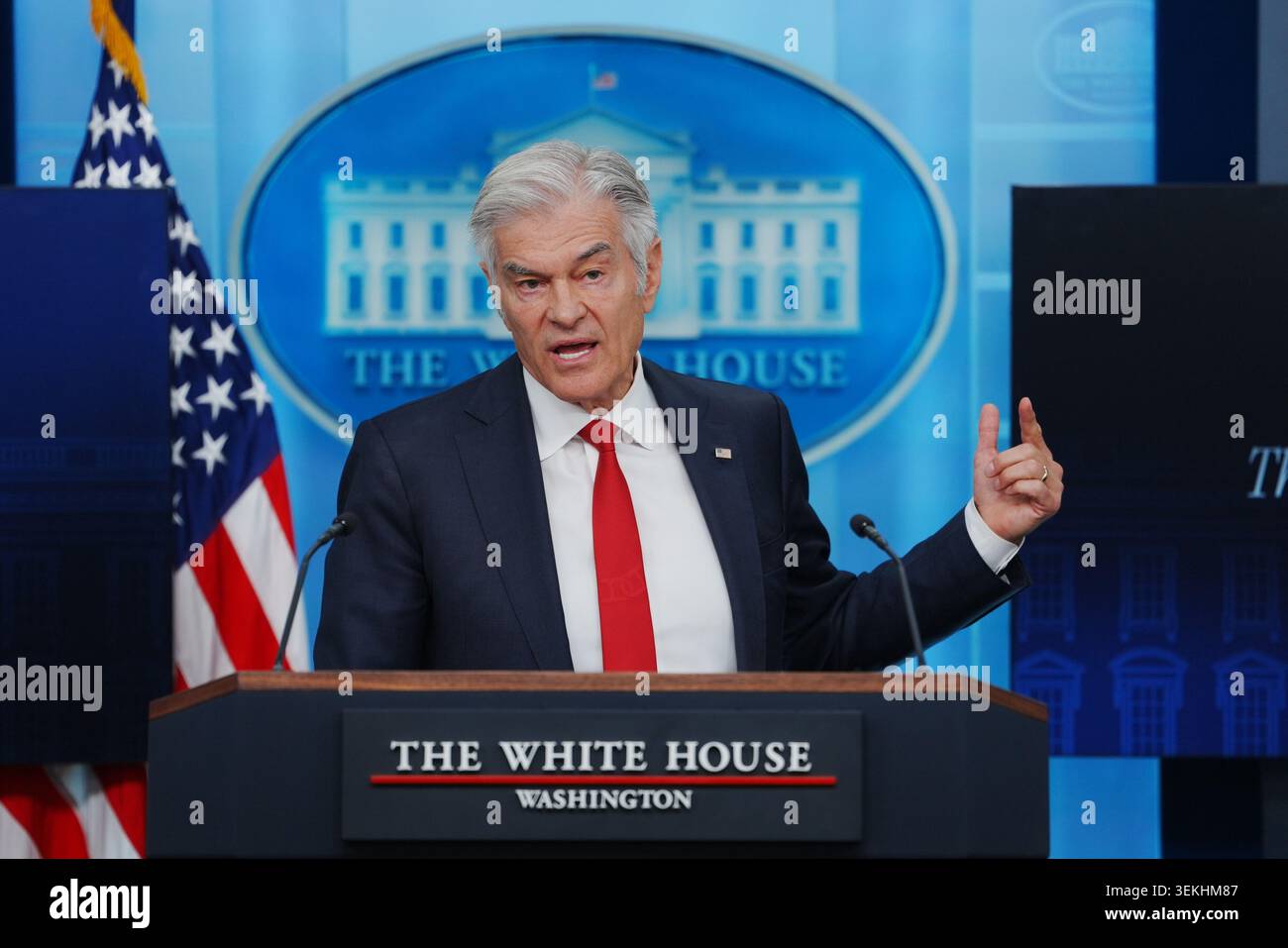 Washington, Vereinigte Staaten. 2 giugno 2026. Il dott. Mehmet Oz, Amministratore, Centers for Medicare and Medicaid Services (CMS), presenta ai media i costi sanitari nella sala informativa della stampa James S Brady della Casa Bianca a Washington, DC, USA, martedì 2 giugno, 2026 crediti: Aaron Schwartz/Pool tramite CNP/dpa/Alamy Live News Foto Stock