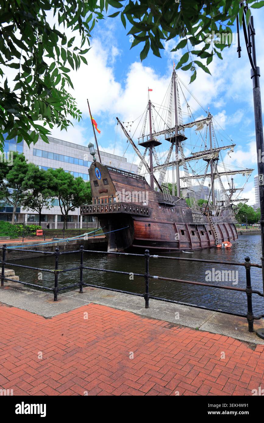 Galeón Andalucía attraccò al Britannia Quay, replica di un galeone spagnolo, Roath Basin, baia di Cardiff, durante il suo tour europeo del 2026. Foto Stock