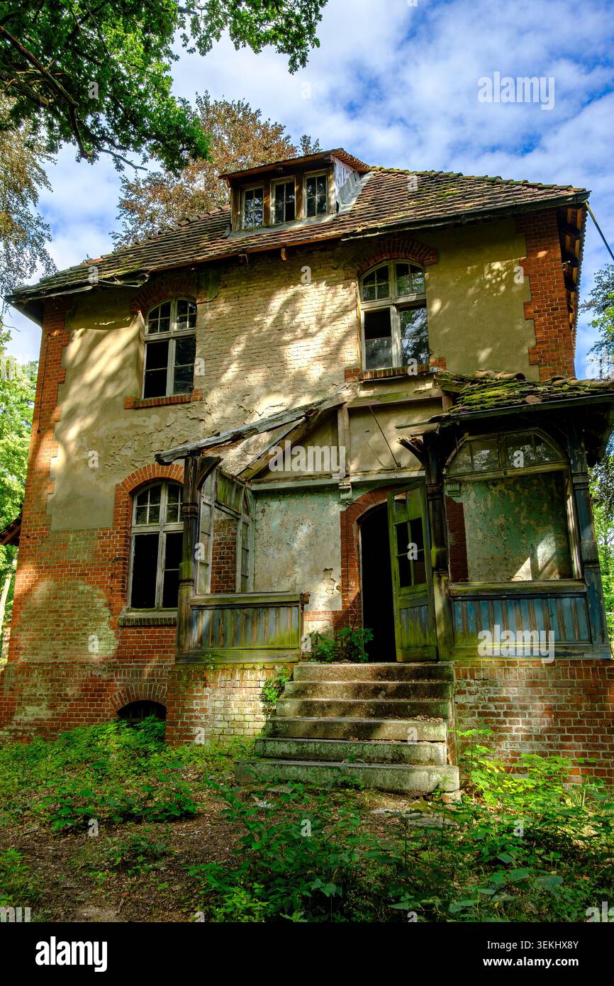 Ex edificio residenziale fatiscente, ex sanatorio polmonare e sito abbandonato di Grabowsee Sanatorium, Oranienburg, Brandeburgo, Germania. Foto Stock