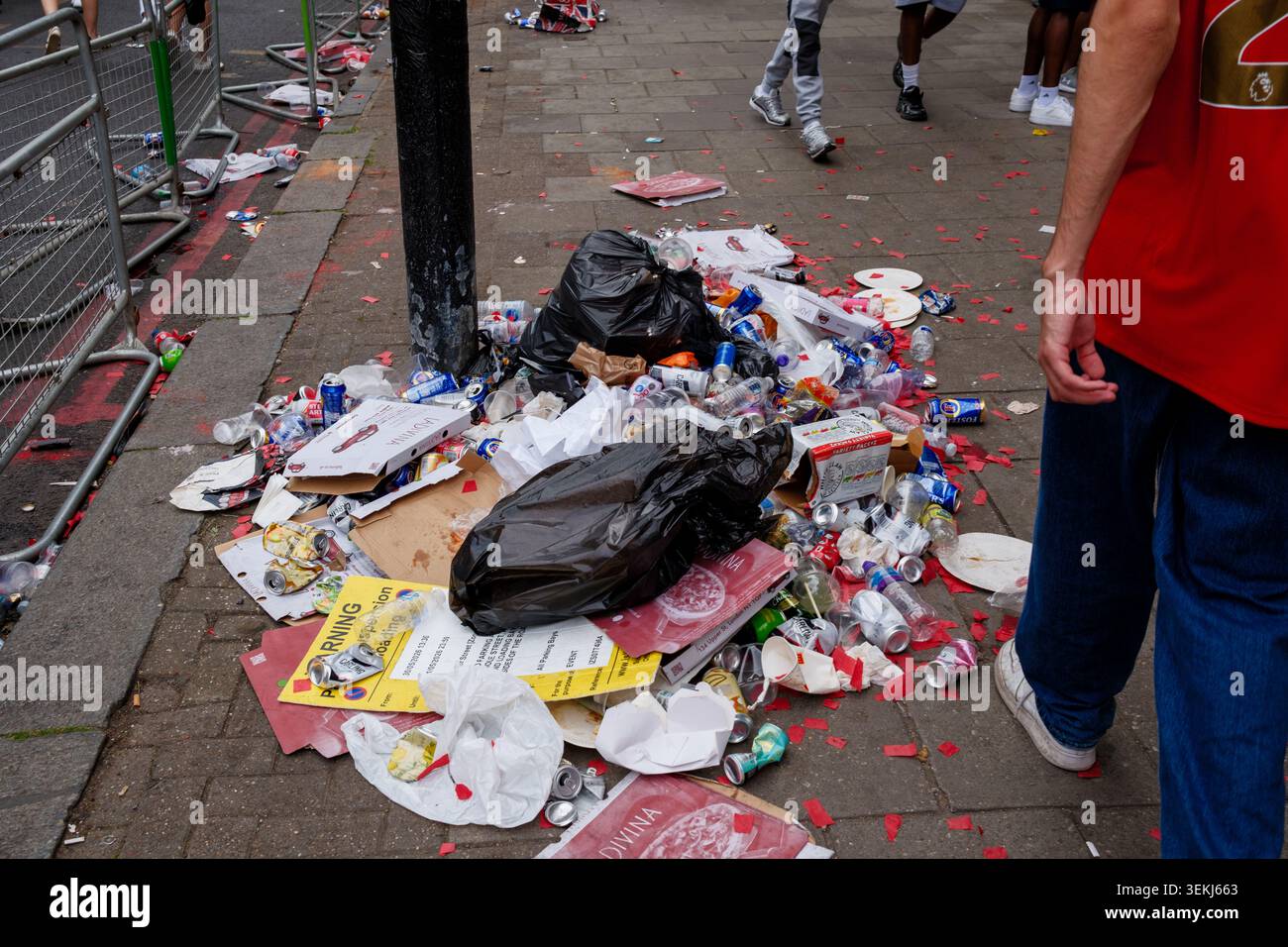Le conseguenze della parata dei campionati dell'Arsenal a Islington, nel nord di Londra, in Inghilterra, lasciarono molti rifiuti e rifiuti per le strade. Foto Stock