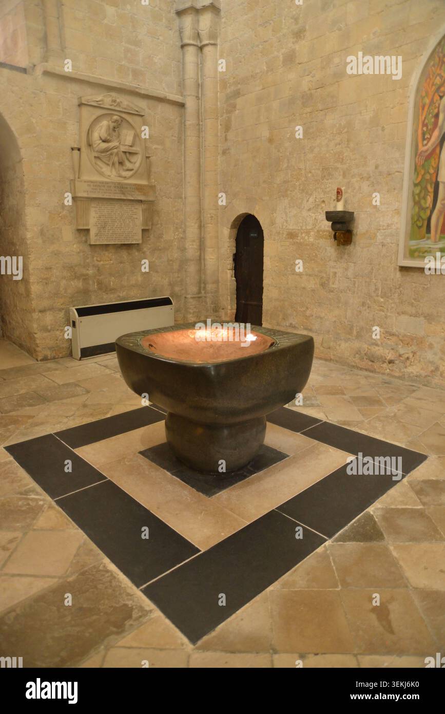 Font battesimale, Cattedrale di Chichester, Chichester, West Sussex, Inghilterra Foto Stock