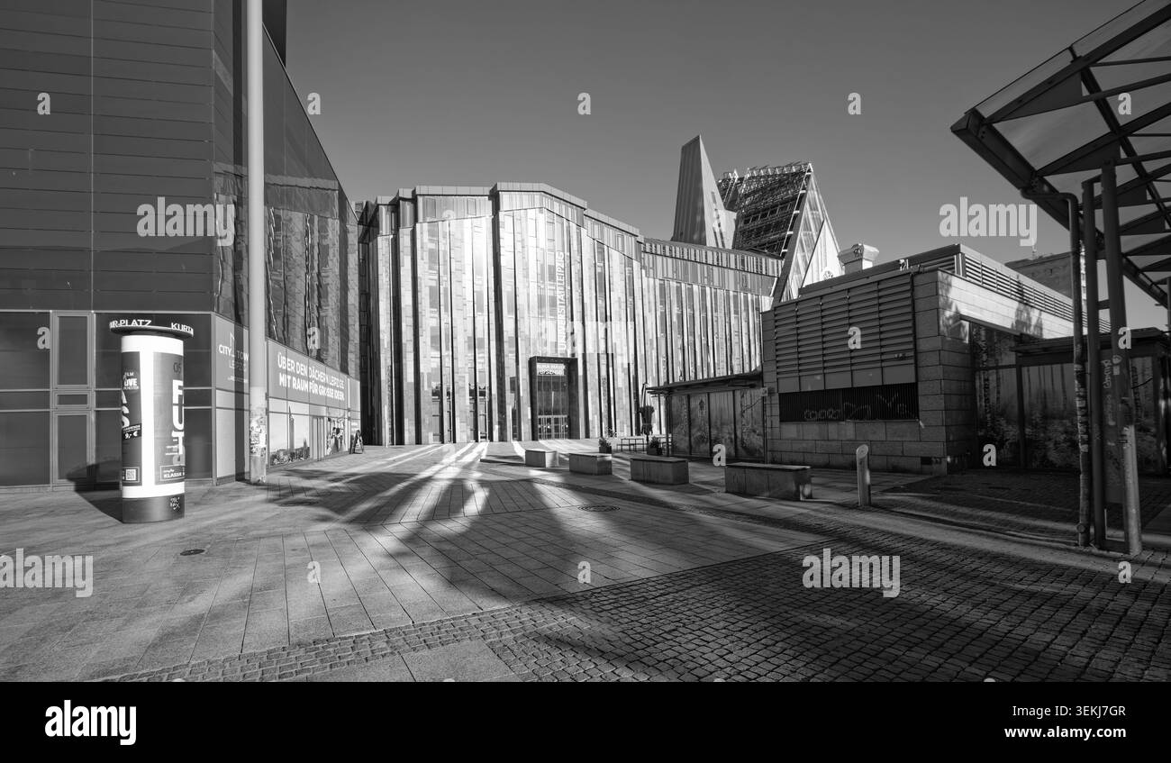 Leipziger Augustusplatz con l'Università di Lipsia, foto b/n, bianco e nero, Lipsia, Sassonia, Germania Foto Stock