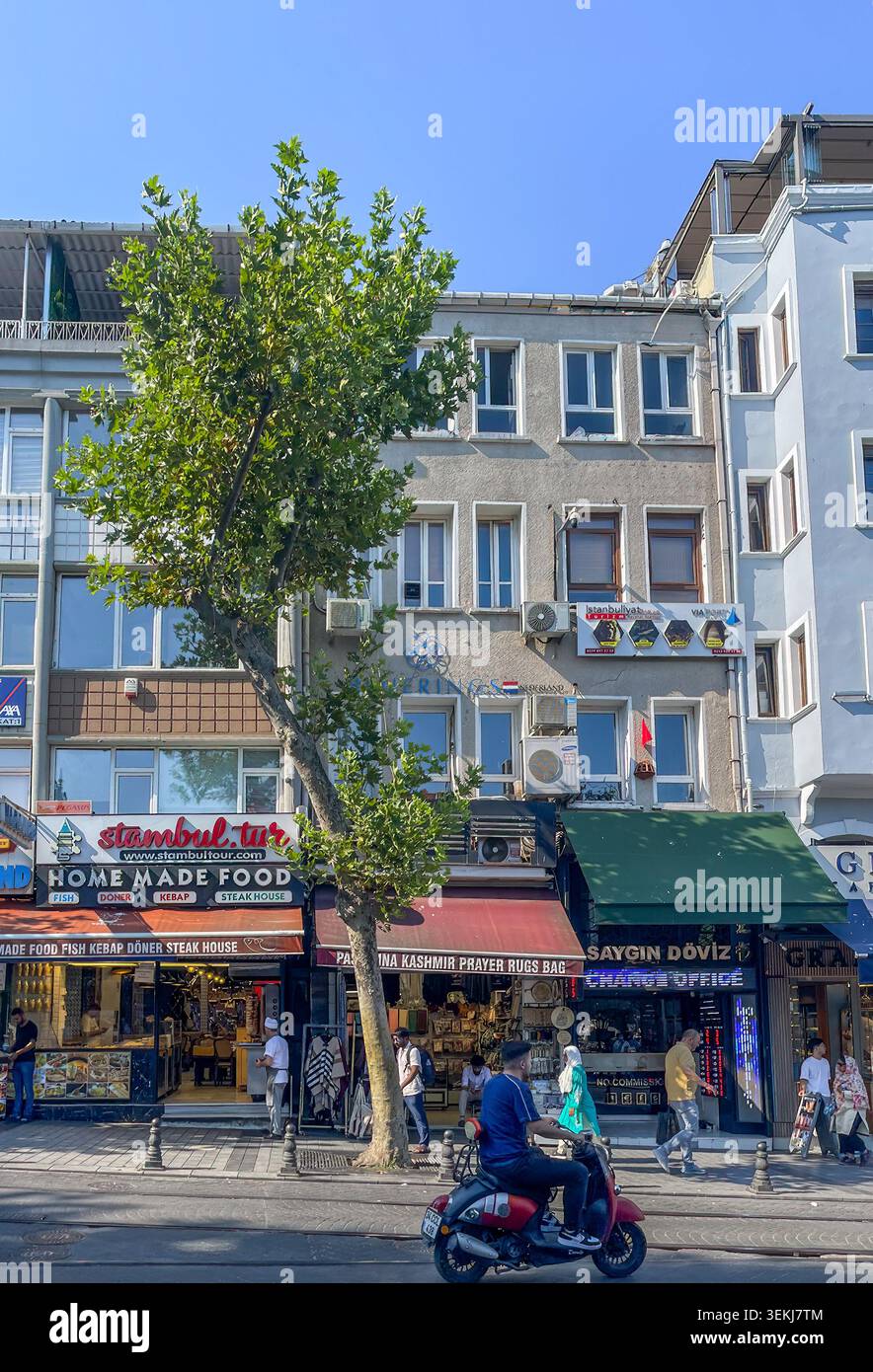 Istanbul, Turchia - 20 luglio 2024: Vista sulla città. Via dello shopping con pedoni presenti. Edifici a più piani con diversi negozi al dettaglio in strada Foto Stock