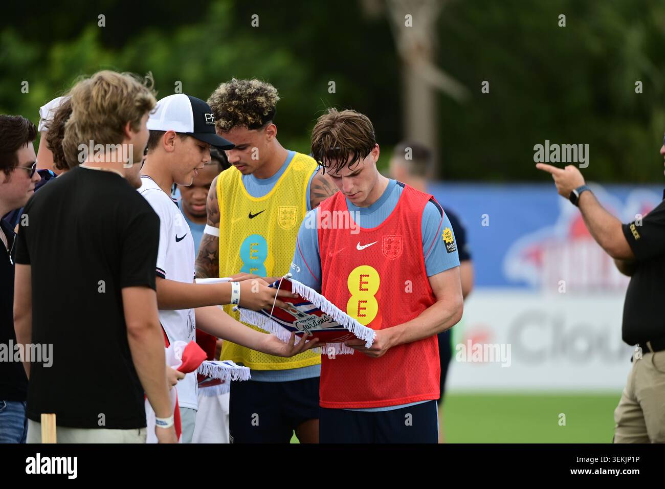 Palm Beach Gardens, Stati Uniti. 2 giugno 2026. I giocatori dell'Inghilterra firmano autografi per i tifosi dopo essersi allenati al Palm Beach Gardens Tennis & Pickleball Center il 2 giugno 2026 a Palm Beach Gardens, Florida. (Foto di JC Ruiz/Sipa USA) credito: SIPA USA/Alamy Live News Foto Stock