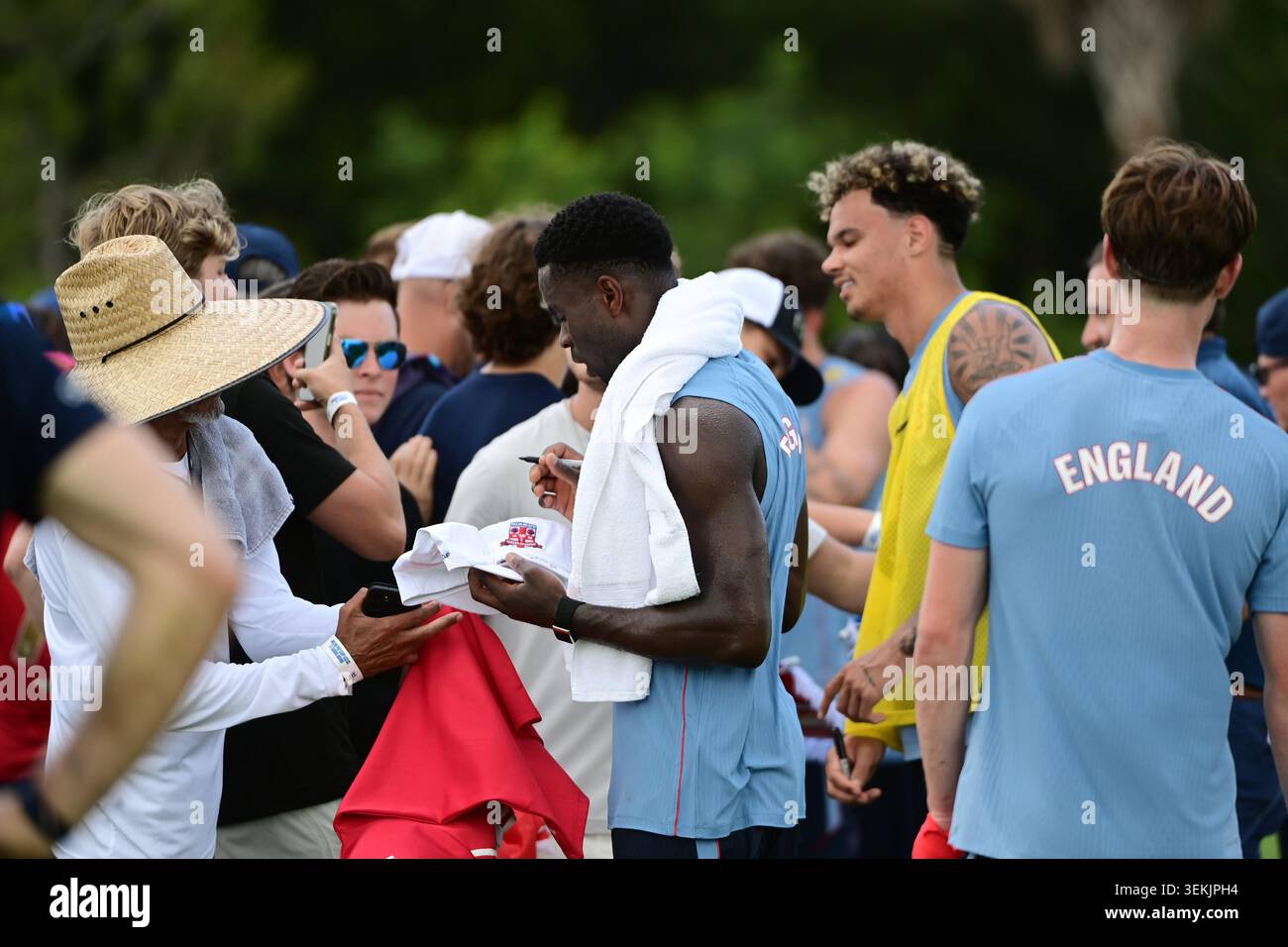 Palm Beach Gardens, Stati Uniti. 2 giugno 2026. I giocatori dell'Inghilterra firmano autografi per i tifosi dopo essersi allenati al Palm Beach Gardens Tennis & Pickleball Center il 2 giugno 2026 a Palm Beach Gardens, Florida. (Foto di JC Ruiz/Sipa USA) credito: SIPA USA/Alamy Live News Foto Stock