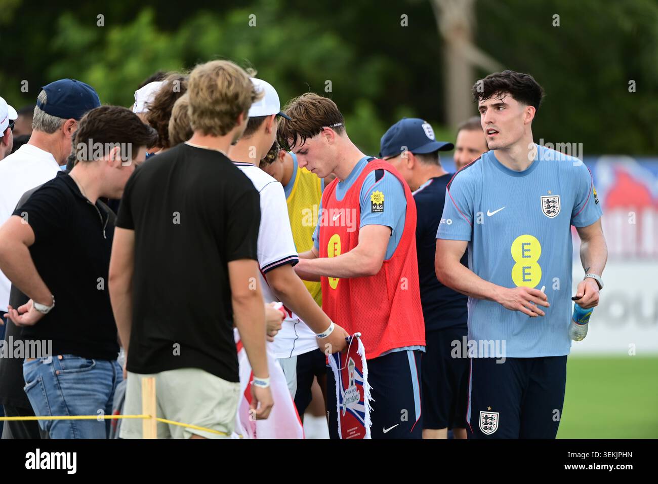 Palm Beach Gardens, Stati Uniti. 2 giugno 2026. I giocatori dell'Inghilterra firmano autografi per i tifosi dopo essersi allenati al Palm Beach Gardens Tennis & Pickleball Center il 2 giugno 2026 a Palm Beach Gardens, Florida. (Foto di JC Ruiz/Sipa USA) credito: SIPA USA/Alamy Live News Foto Stock