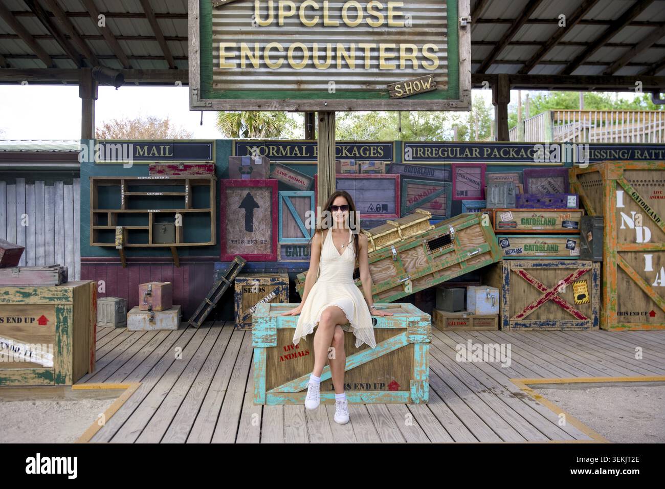 9 marzo 2026 Orlando Florida Woman Under close Encounters sign at Gatorland Editorial Use Only Foto Stock