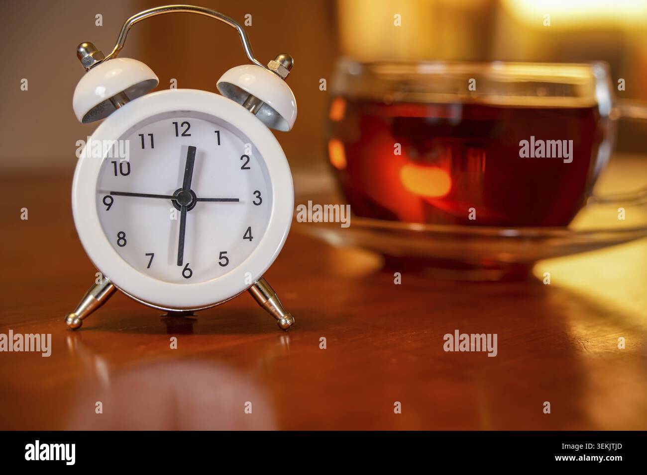 La sveglia potrebbe essere utilizzata per regolare con precisione l'ora del tè, oppure potrebbe simboleggiare il passaggio dall'ora legale all'ora standard e V Foto Stock