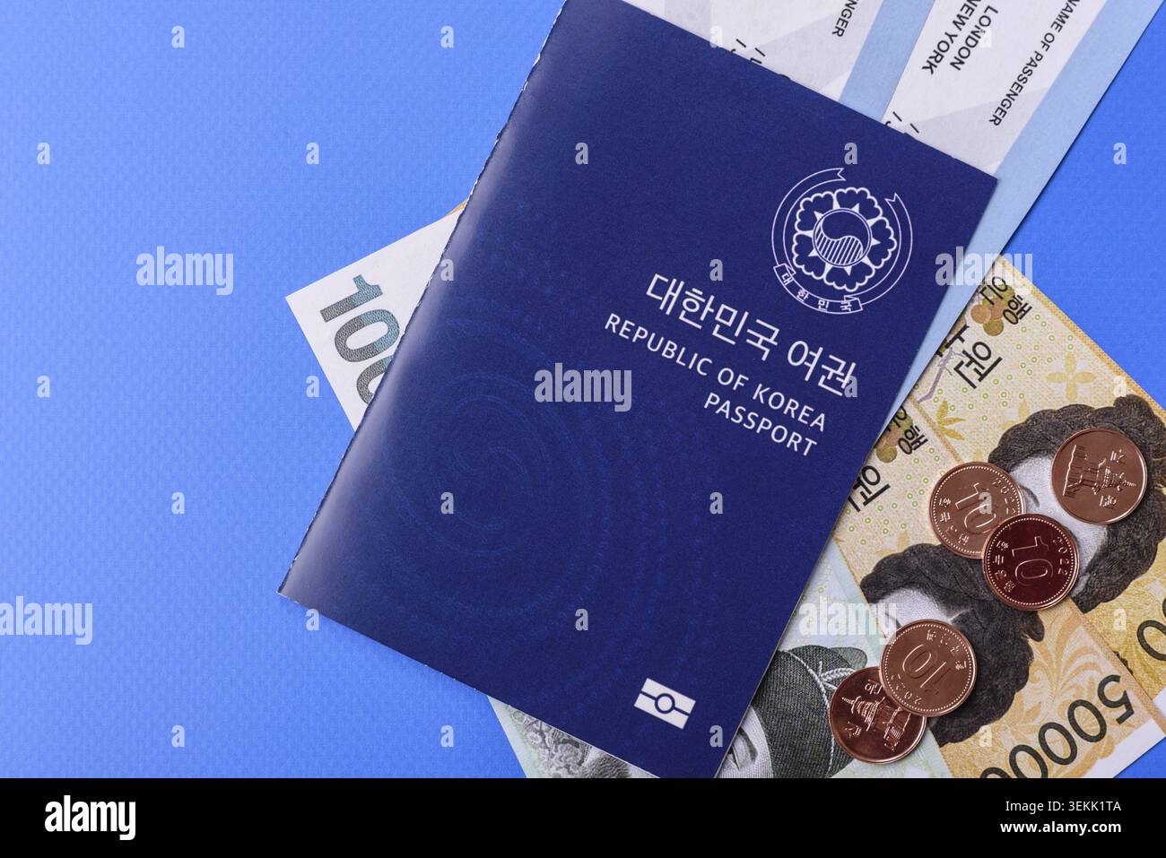 Passaporto coreano per viaggi, immigrazione o verifica dell'identità. Passaporto coreano come sfondo per il tuo disegno Foto Stock