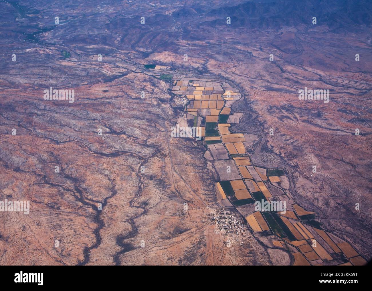 Vista aerea della valle agricola irrigata circondata da aridi paesaggi desertici a Sonora, nel nord del Messico Foto Stock