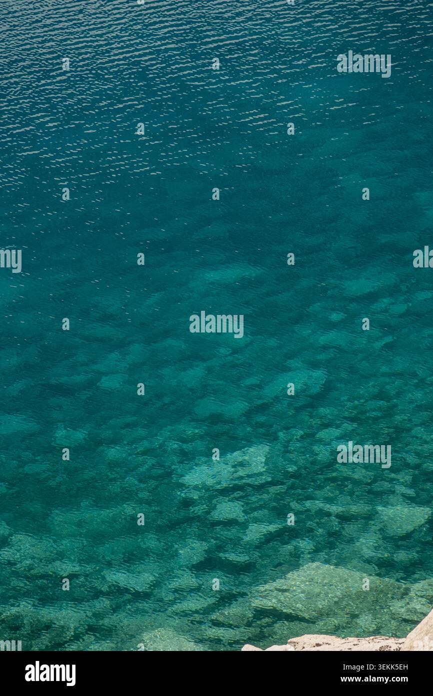 La graduale profondità della piscina glaciale può essere vista con sfumature d'acqua più scure lungo l'High Sierra Route Foto Stock