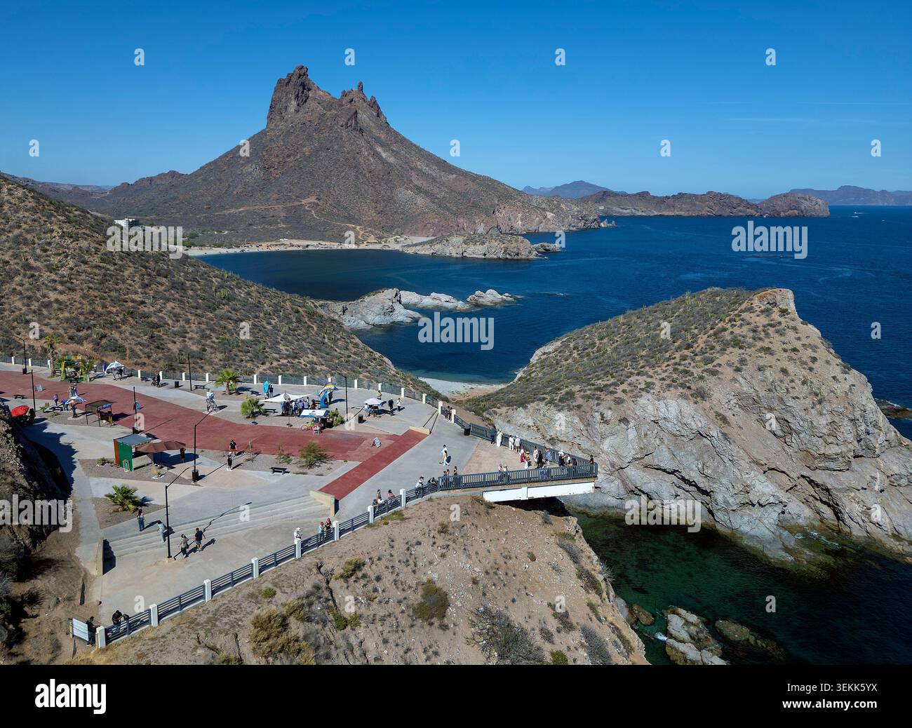 Panorama aereo del Cerro Tetakawi e del Mare di Cortez da San Carlos Scenic Lookout, Sonora, Messico Foto Stock