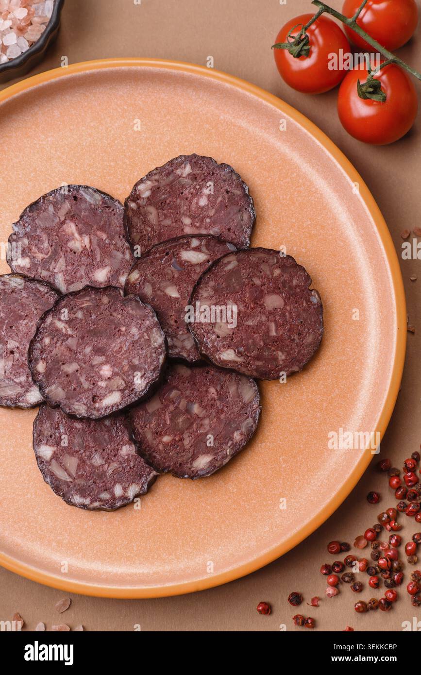 Budino di sangue nero, salsiccia di maiale grigliata cotta per cena. Budino di sangue come sfondo alimentare per il tuo progetto Foto Stock