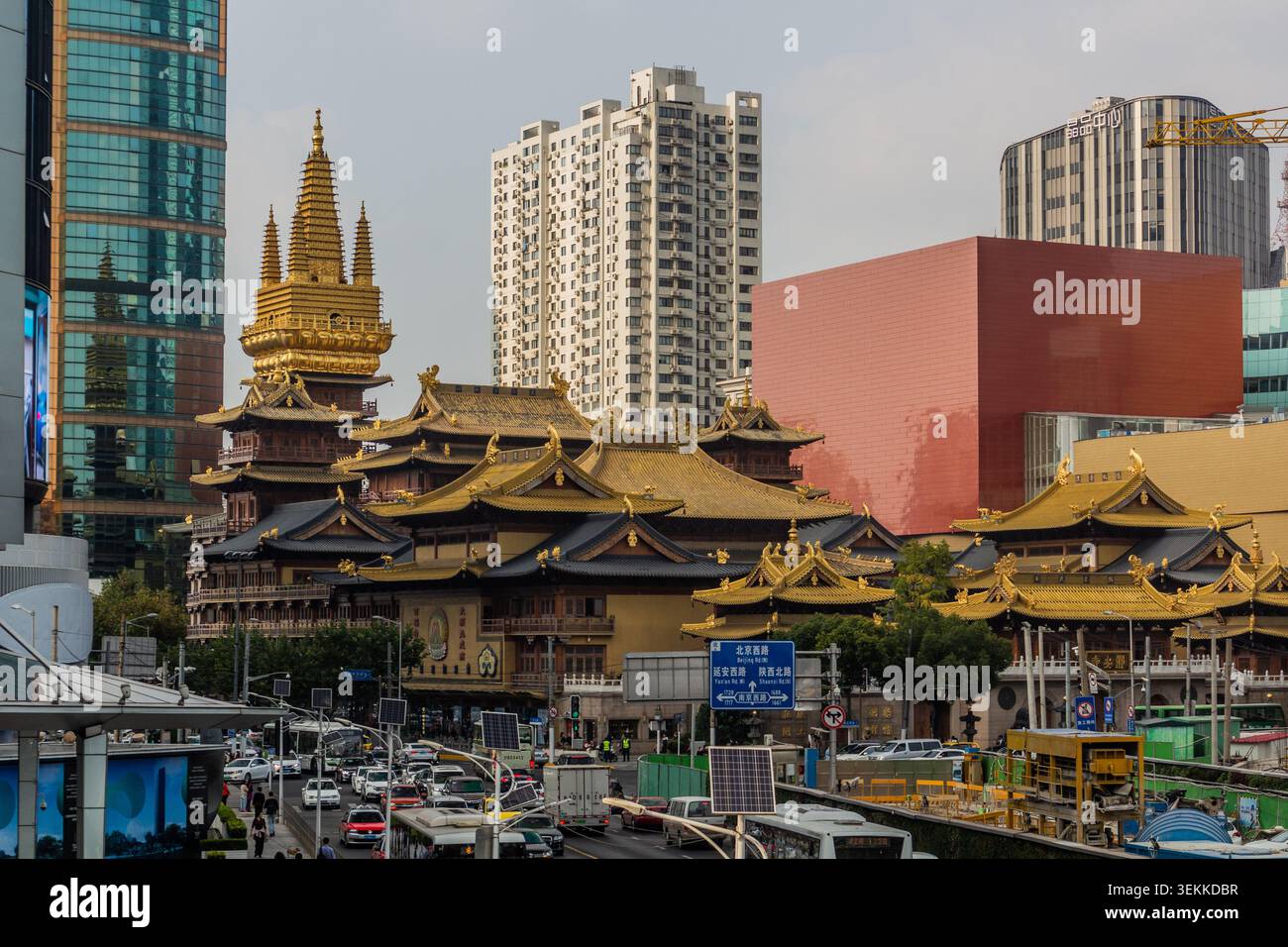 SHANGHAI, CINA - 24 OTTOBRE 2019: Tempio di Jing'an a Shanghai, Cina Foto Stock