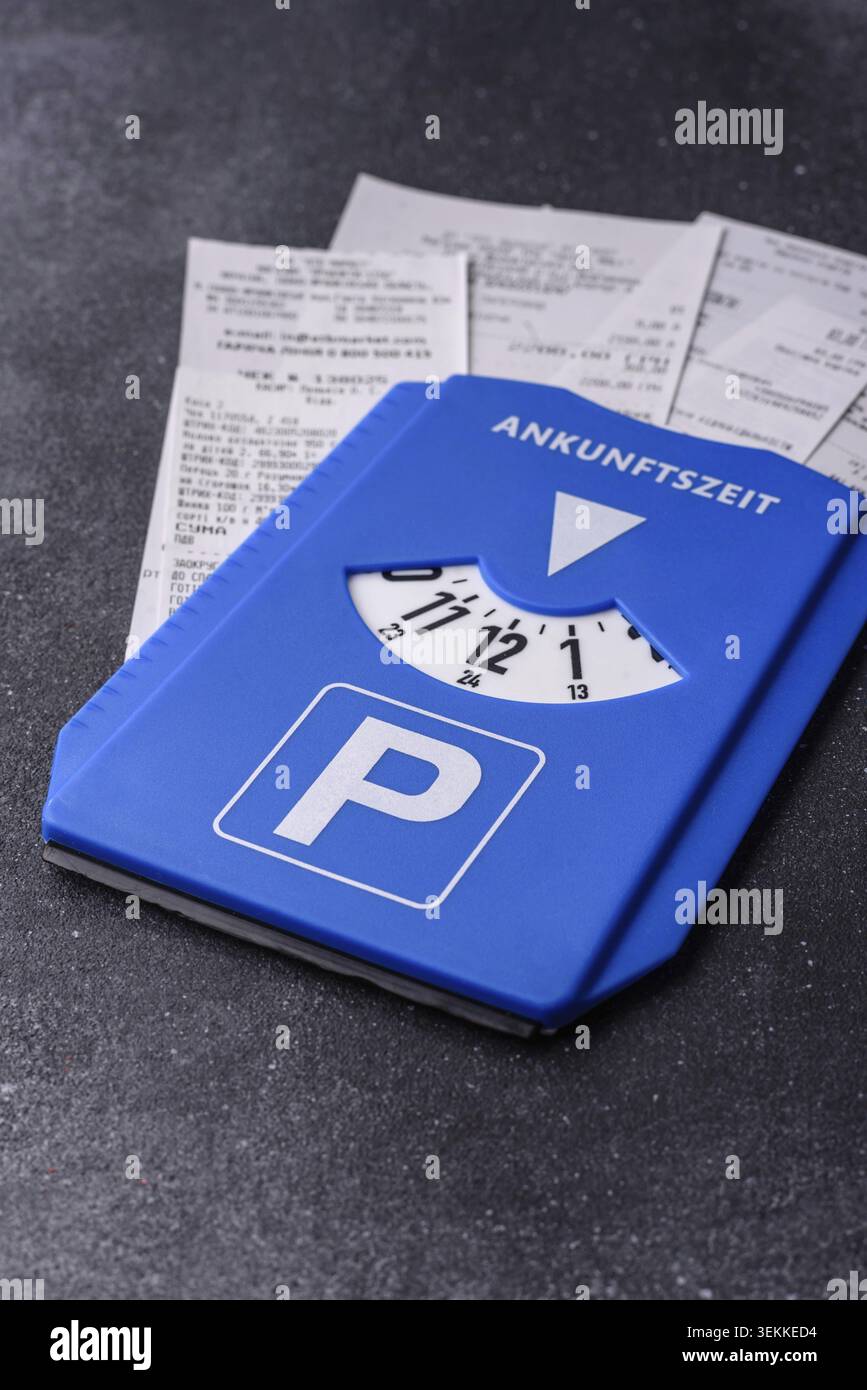 Un disco di parcheggio, un permesso o un biglietto per misurare il tempo e pagare i servizi municipali. Un disco di parcheggio come sfondo per il tuo progetto Foto Stock