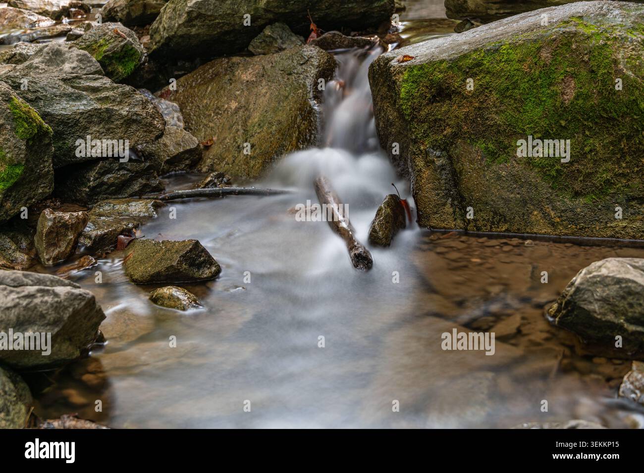 Flusso d'acqua in movimento lento Foto Stock
