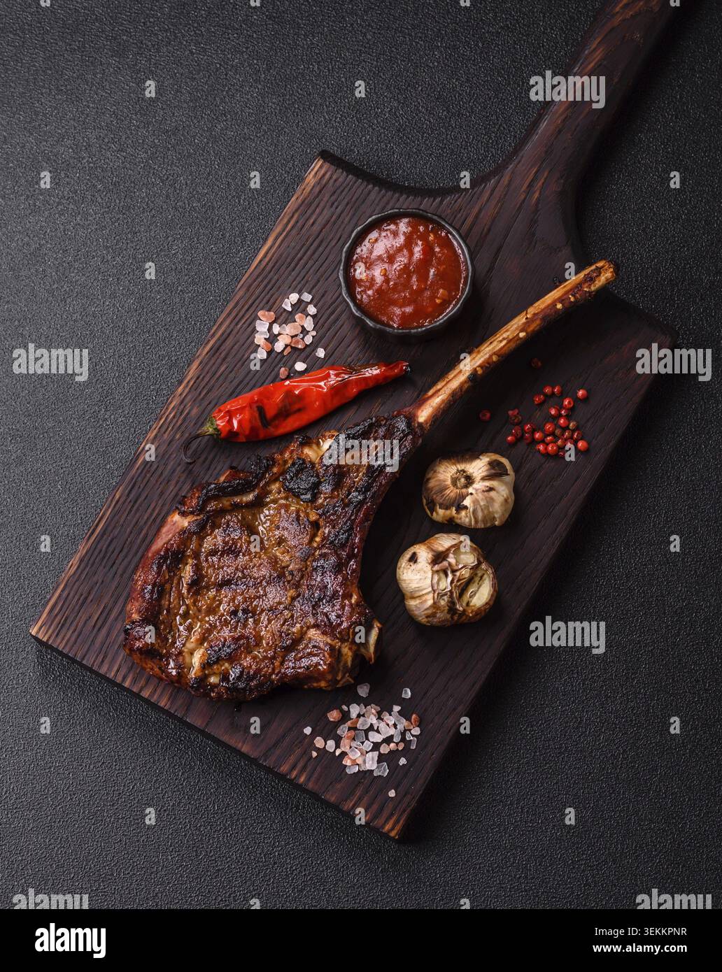 Carne non disossata alla griglia, bistecca di manzo di tomahawk, succosa carne alla griglia. Bistecca Tomahawk come sfondo alimentare per il tuo design Foto Stock