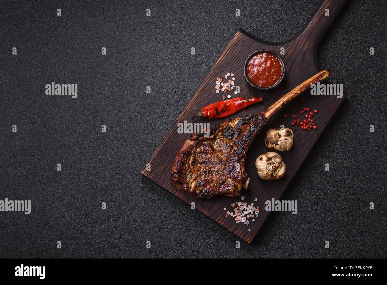Carne non disossata alla griglia, bistecca di manzo di tomahawk, succosa carne alla griglia. Bistecca Tomahawk come sfondo alimentare per il tuo design Foto Stock