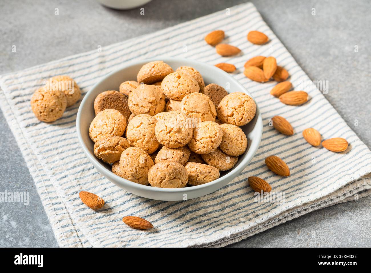 Biscotti dolci fatti in casa con Amaretti di mandorle italiani pronti da mangiare in una ciotola Foto Stock