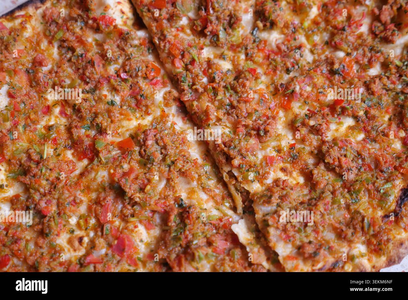 Questo piatto è il Lahmacun, una popolare focaccia turca Foto Stock