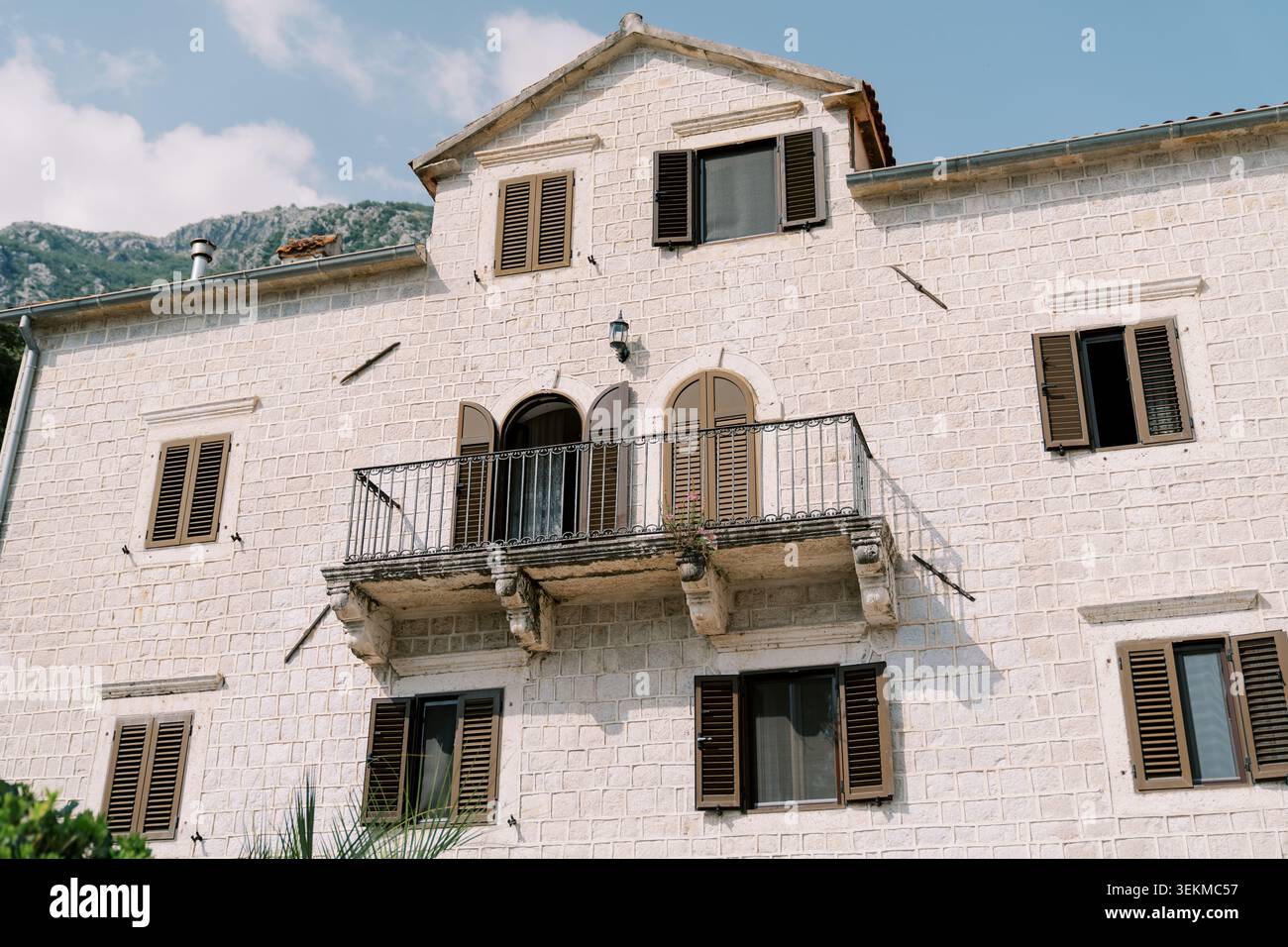 Paradiso soleggiato sul mare. Residenza costiera illuminata dal sole con vista panoramica sull'acqua. Alloggi radiosi lungo la costa con balcone e vedute tranquille dell'acqua Foto Stock