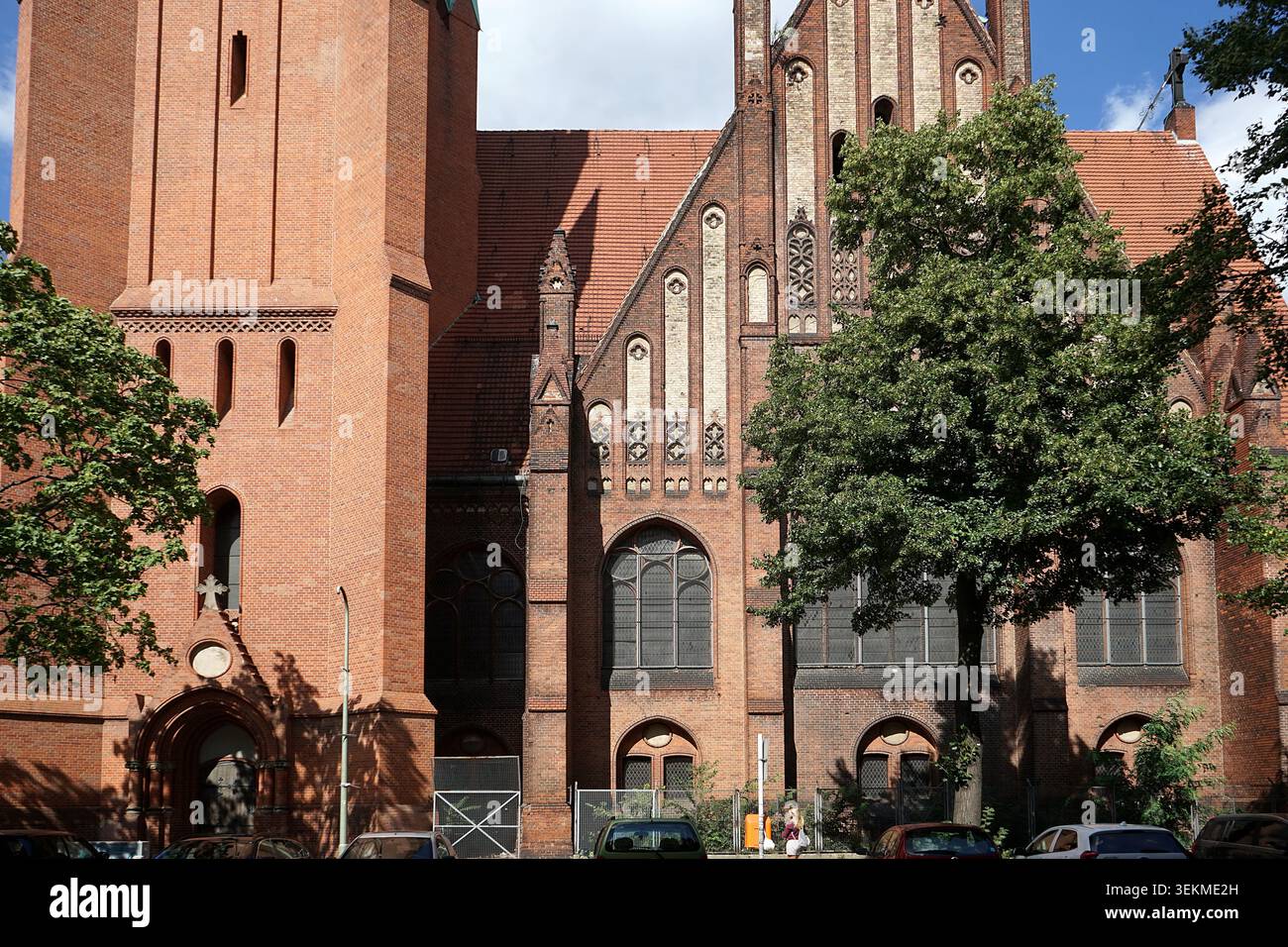Stephanuskirche, chiesa neogotica in mattoni rossi con alto campanile, dettagli in rame verde e frontone ornato, matrimonio, Berlino, Germania, agosto 2018. Foto Stock