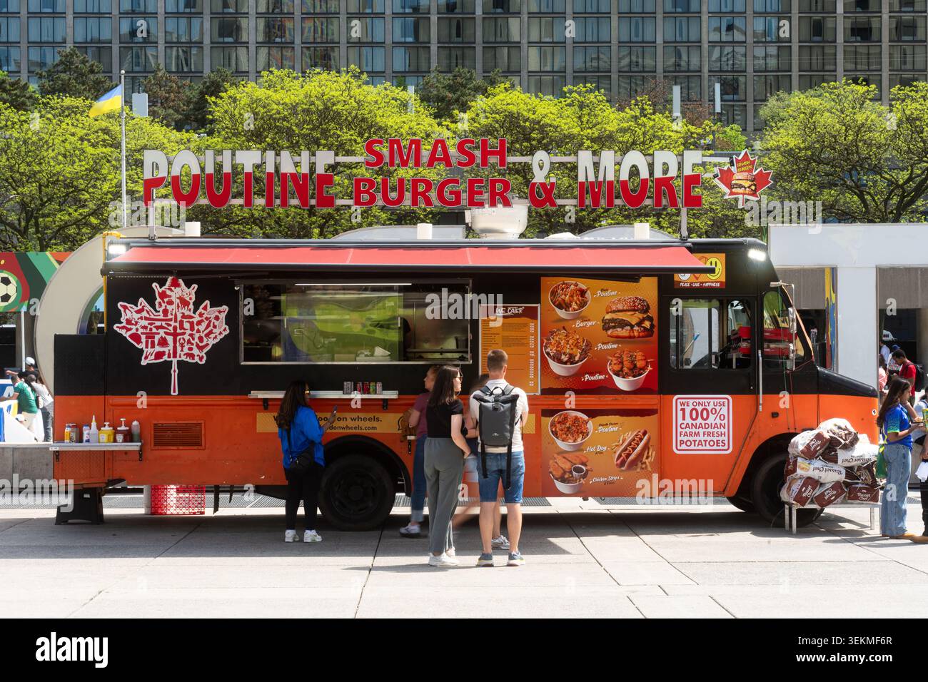 Toronto, Canada - 26 maggio 2026: Food truck che serve hamburger di poutine e molto altro nella piazza della città Foto Stock
