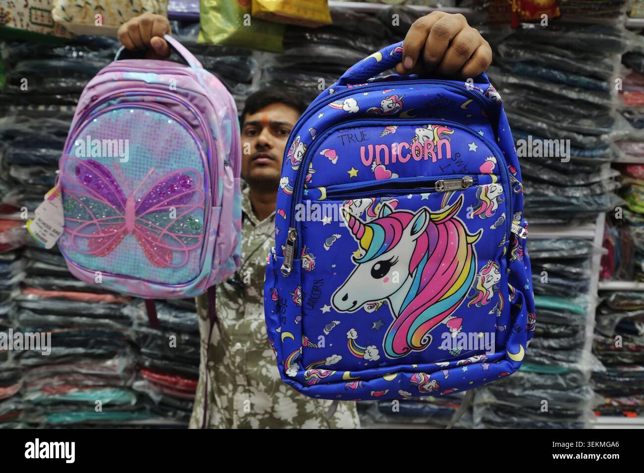 Mumbai-India-2 giugno 2026: Le borse scolastiche mostrate sono pensate per i bambini, con temi popolari come "farfalla" e "unicorno" comuni nella scuola Foto Stock