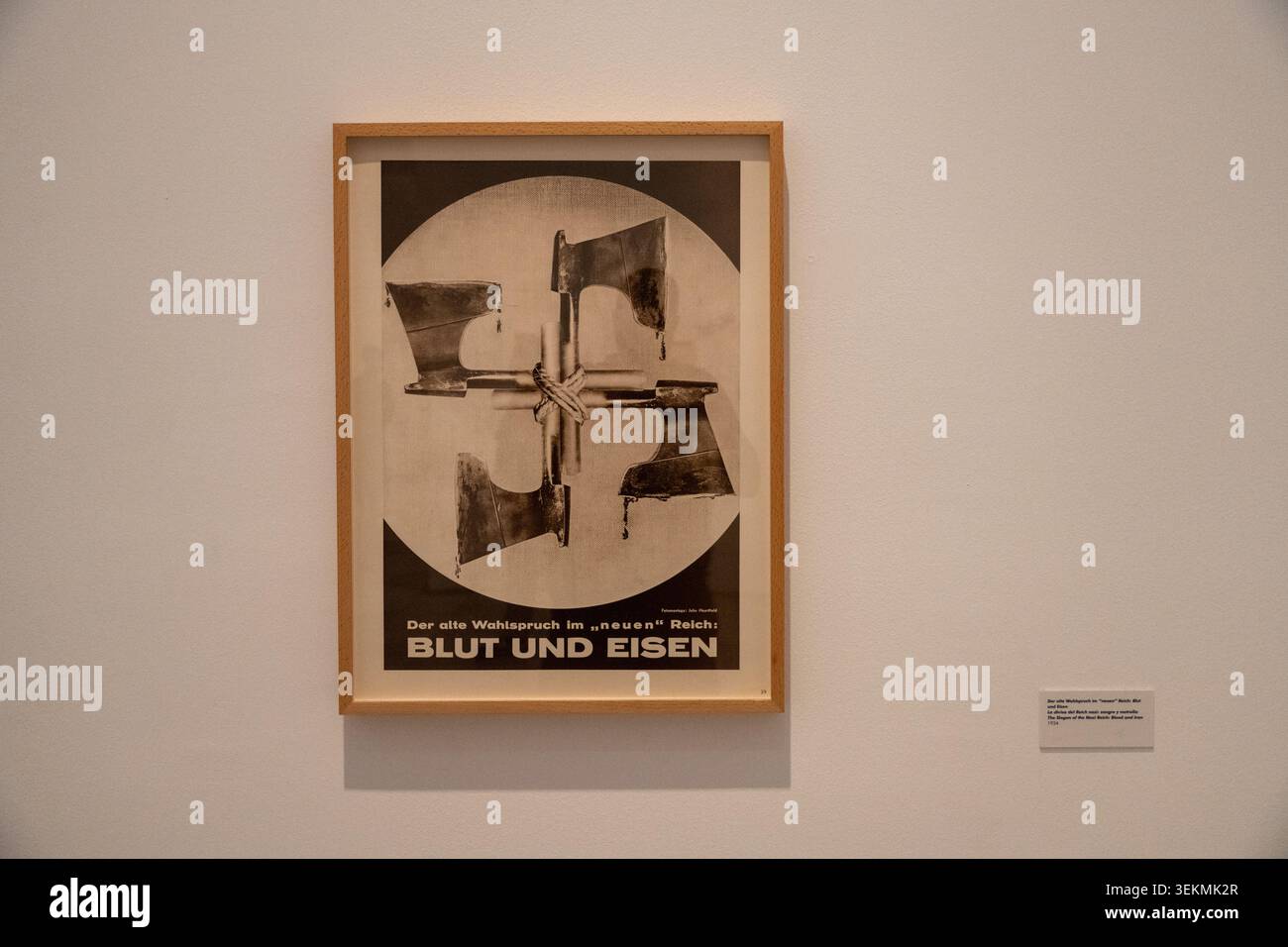 Poster di propaganda in lingua tedesca incorniciato con asce che formano un simbolo di svastica, fotografato al Museo Reina Sofia di Madrid, Spagna. Foto Stock