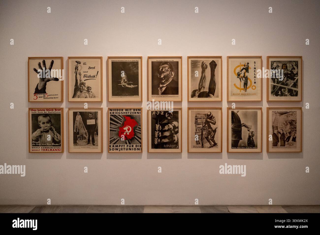 Collezione di poster politici incorniciati e stampe grafiche disposte su una parete del museo, fotografate al Museo Reina Sofia di Madrid, Spagna. Foto Stock