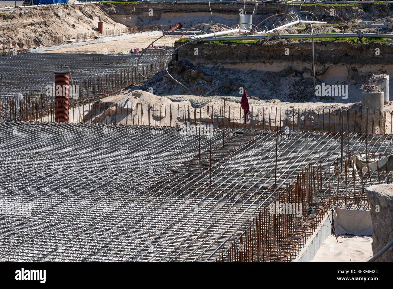 Fondazioni a griglia di rinforzo per armature in acciaio preparate per solette in calcestruzzo in grandi cantieri edili Foto Stock