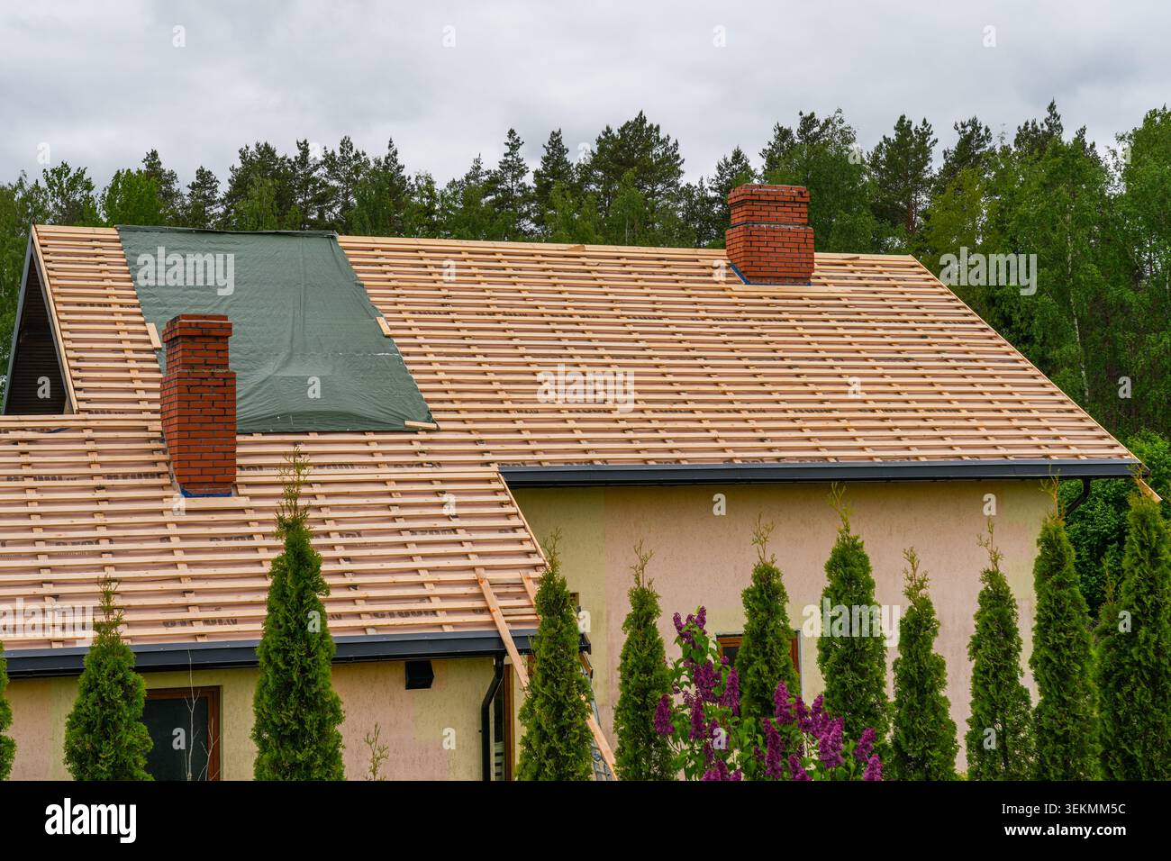 Il tetto della casa residenziale è in fase di ristrutturazione con listelli e sottostrati prima di lavori di installazione delle piastrelle Foto Stock