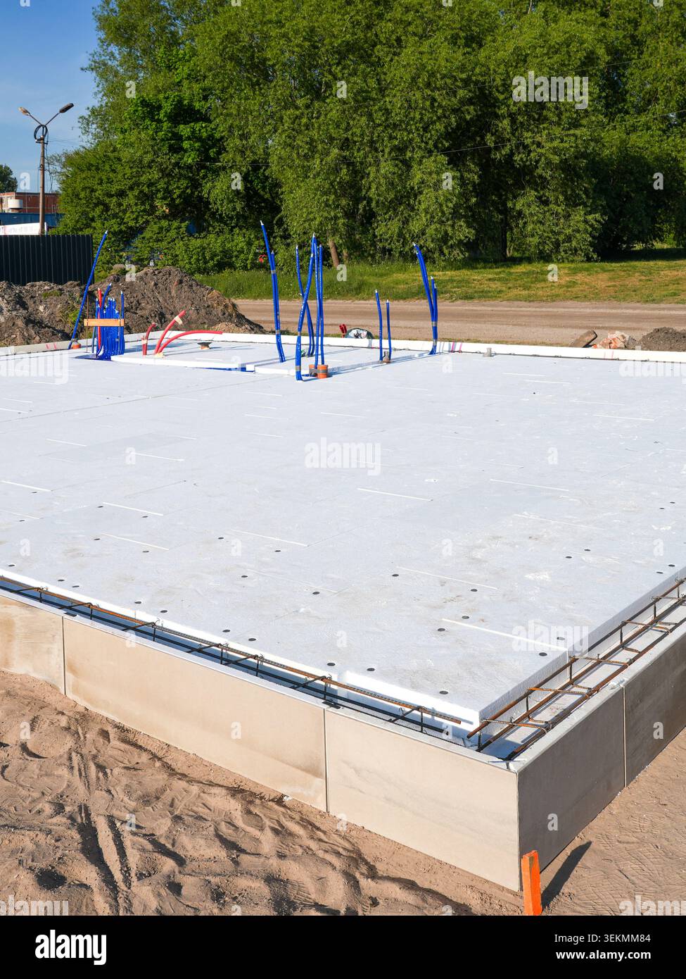 Soletta isolata con condotti di pubblica utilità per cantieri edili a basso consumo energetico Foto Stock