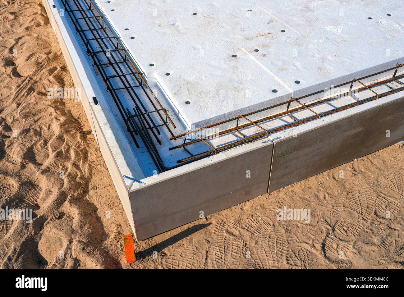 Soletta isolante per fondazioni con rinforzo per armature preparata per il versamento di calcestruzzo in cantiere Foto Stock