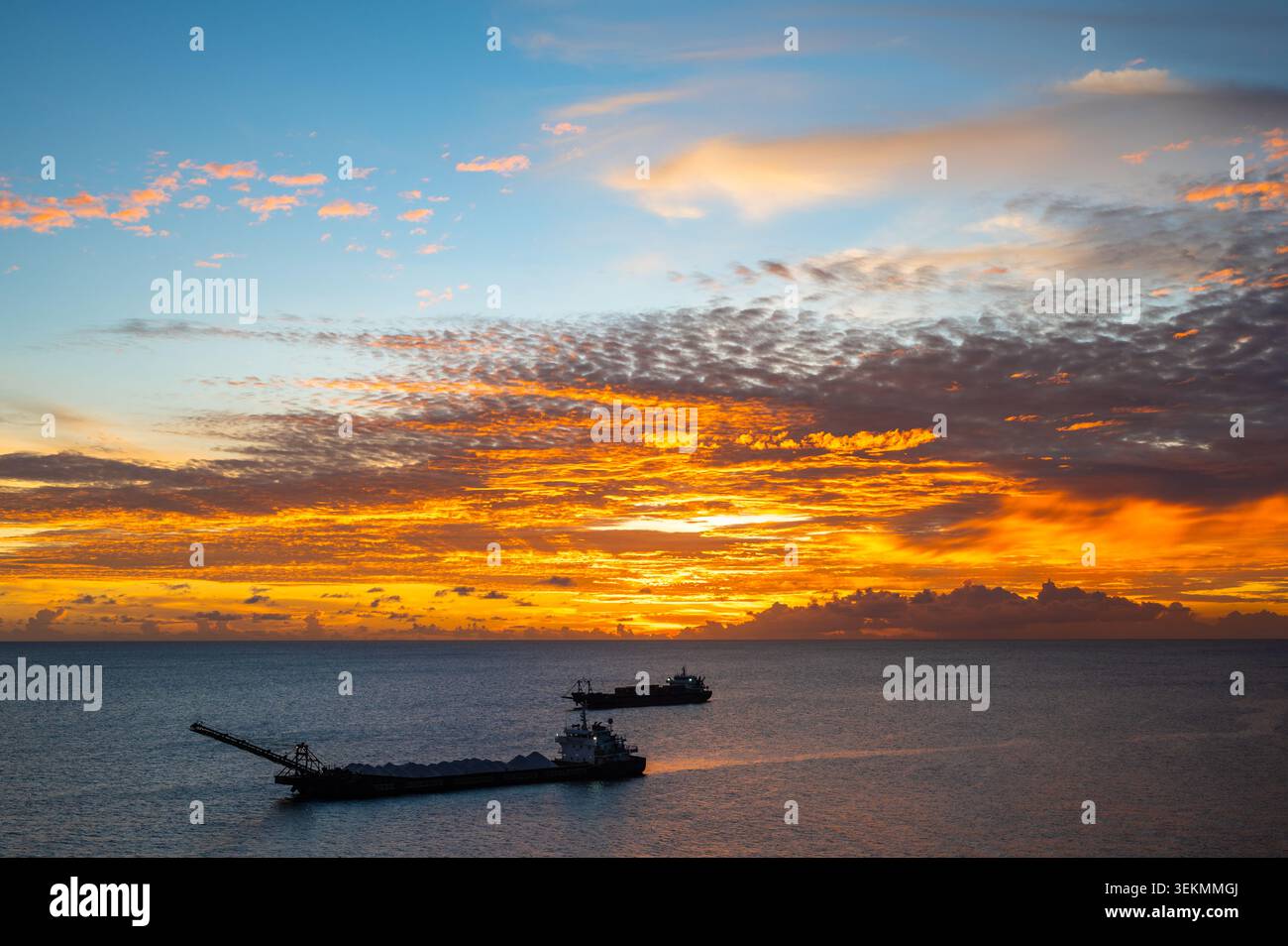 Colorato Ocean Suset con silhouette di navi ad Antigua e Barbuda, Caraibi Foto Stock