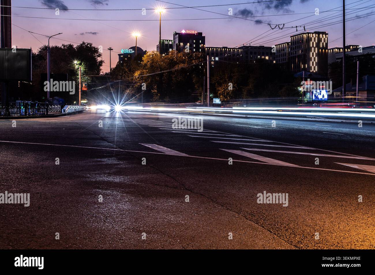Traffico cittadino esposizione prolungata di notte Foto Stock
