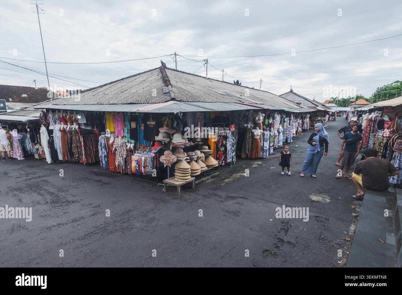 L'atmosfera del mercato che vende vari souvenir nell'area turistica di Tanah Lot, 12 aprile 2026, Bali, Indonesia Foto Stock