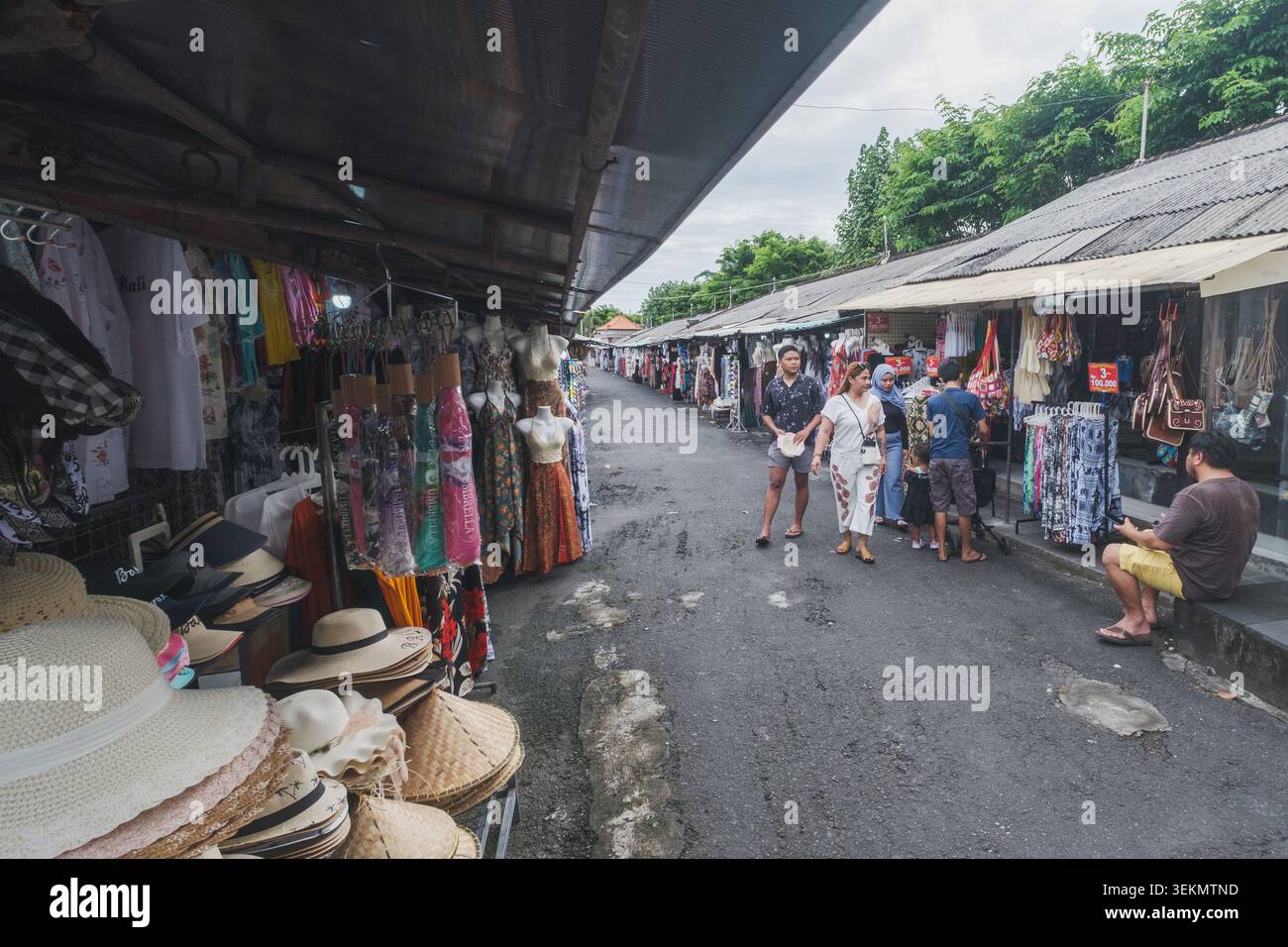 L'atmosfera del mercato che vende vari souvenir nell'area turistica di Tanah Lot, 12 aprile 2026, Bali, Indonesia Foto Stock