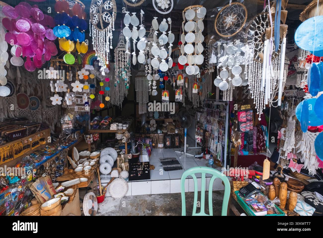 L'atmosfera del mercato che vende vari souvenir nell'area turistica di Tanah Lot, 12 aprile 2026, Bali, Indonesia Foto Stock