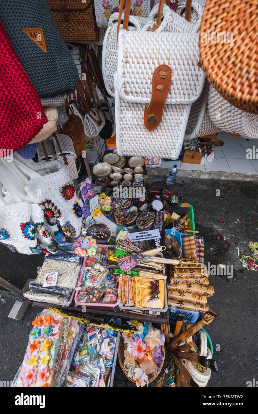 L'atmosfera del mercato che vende vari souvenir nell'area turistica di Tanah Lot, 12 aprile 2026, Bali, Indonesia Foto Stock