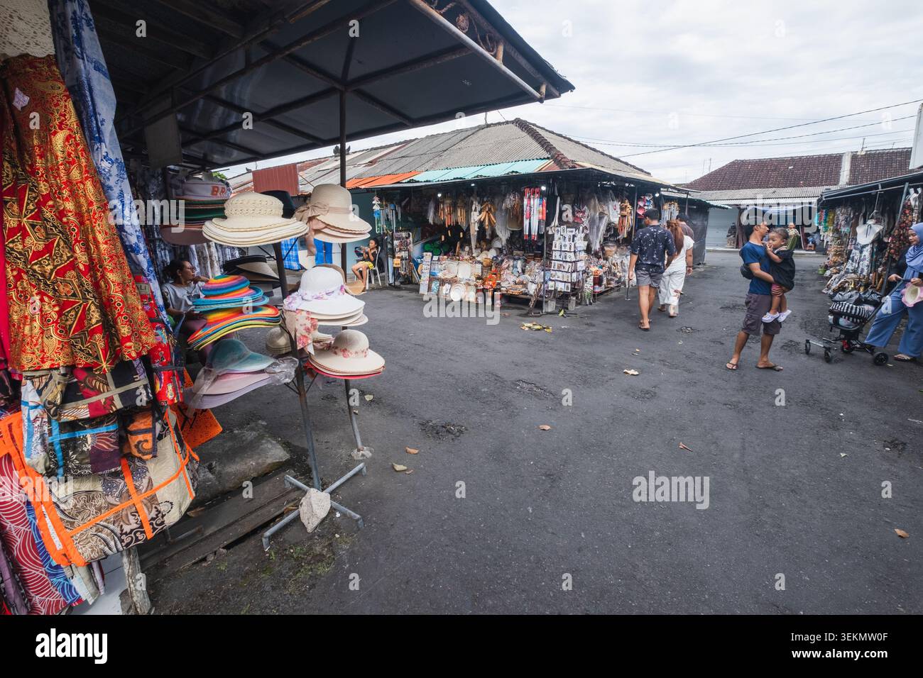 L'atmosfera del mercato che vende vari souvenir nell'area turistica di Tanah Lot, 12 aprile 2026, Bali, Indonesia Foto Stock
