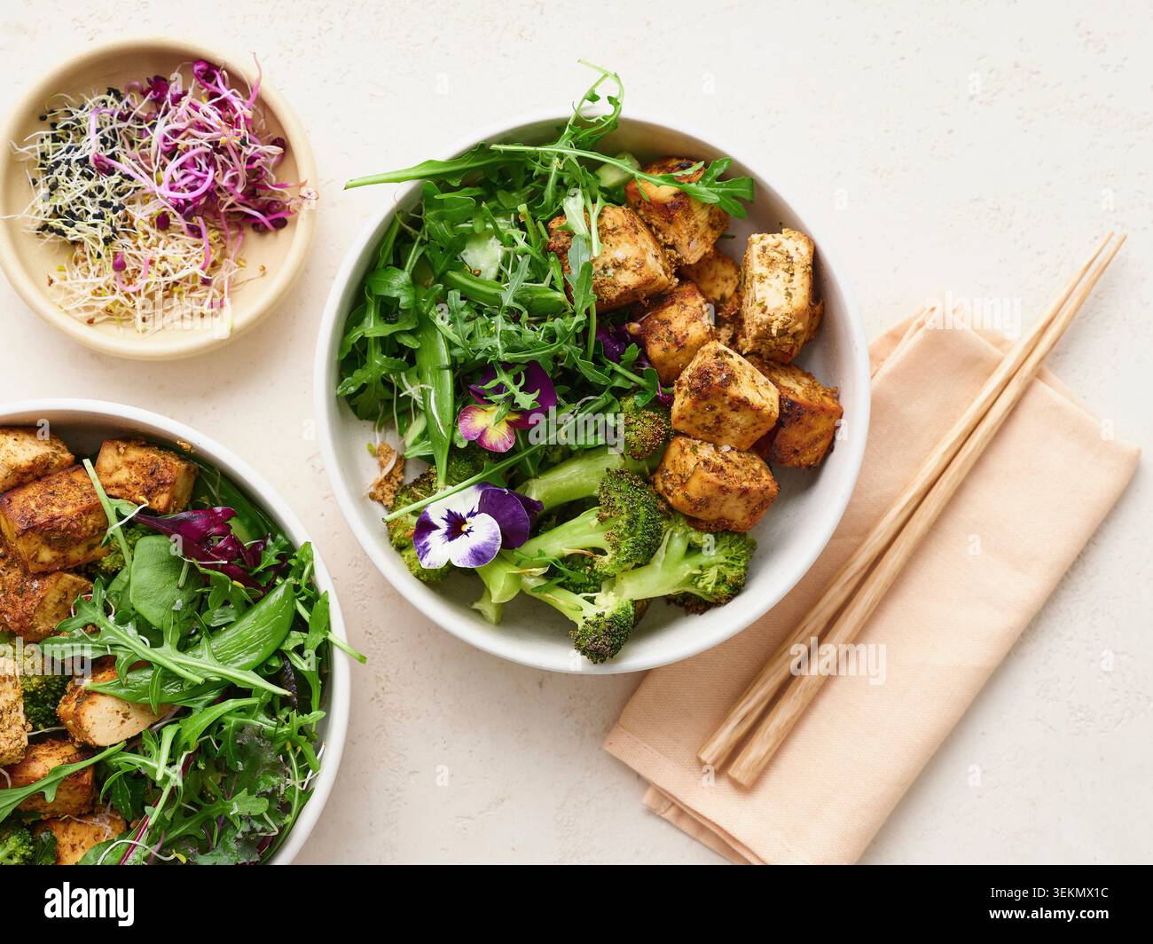 Vista dall'alto della sana insalata di tofu fresca con broccoli e condimento per insalata Foto Stock