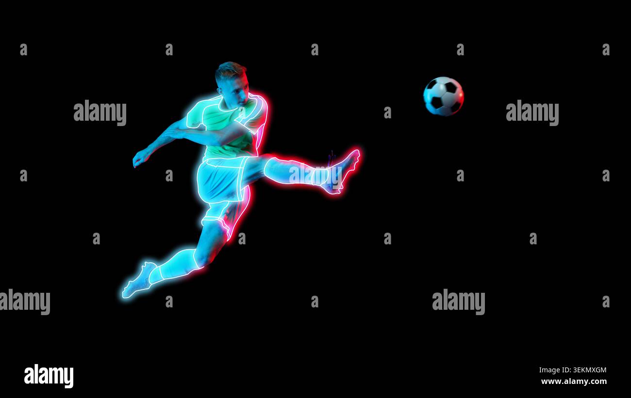 Giocatore di calcio con linee al neon che calciano la palla su sfondo nero Foto Stock