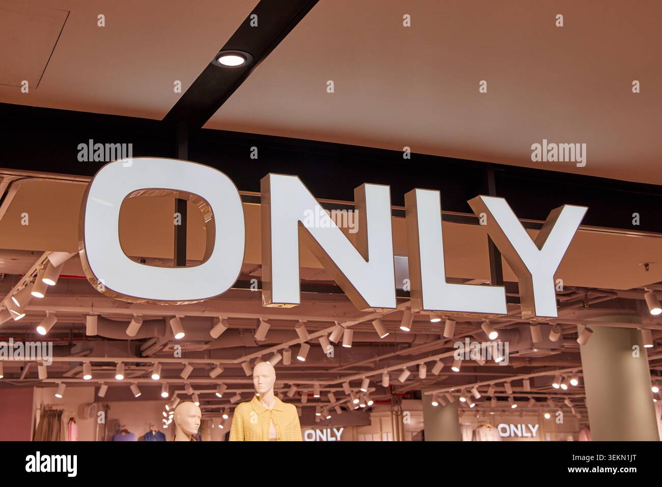 Cartellone luminoso con il testo "ONLY" all'ingresso di una boutique di abbigliamento di moda moderna in un centro commerciale. Foto Stock