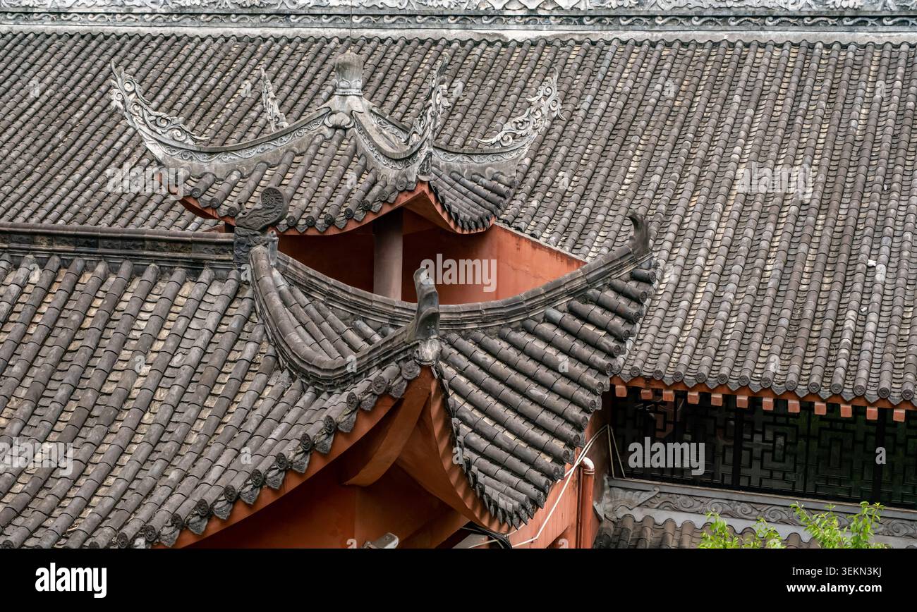 Un tradizionale tetto di edificio Cinese con caratteristici grondaie di stile a coda di rondine che curvano verso l'alto Foto Stock
