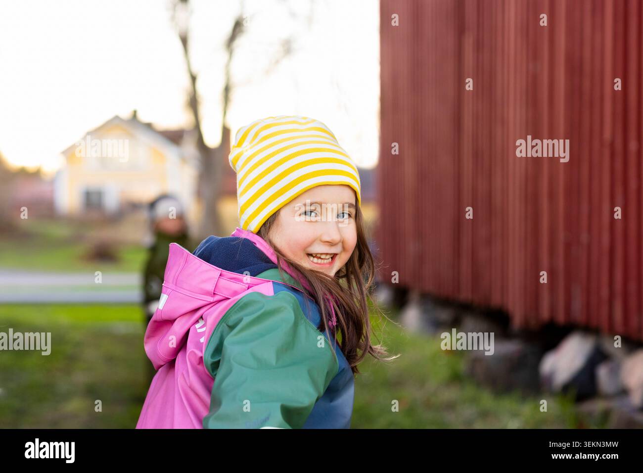 Ritratto di una ragazza carina felice con cappello in maglia Foto Stock
