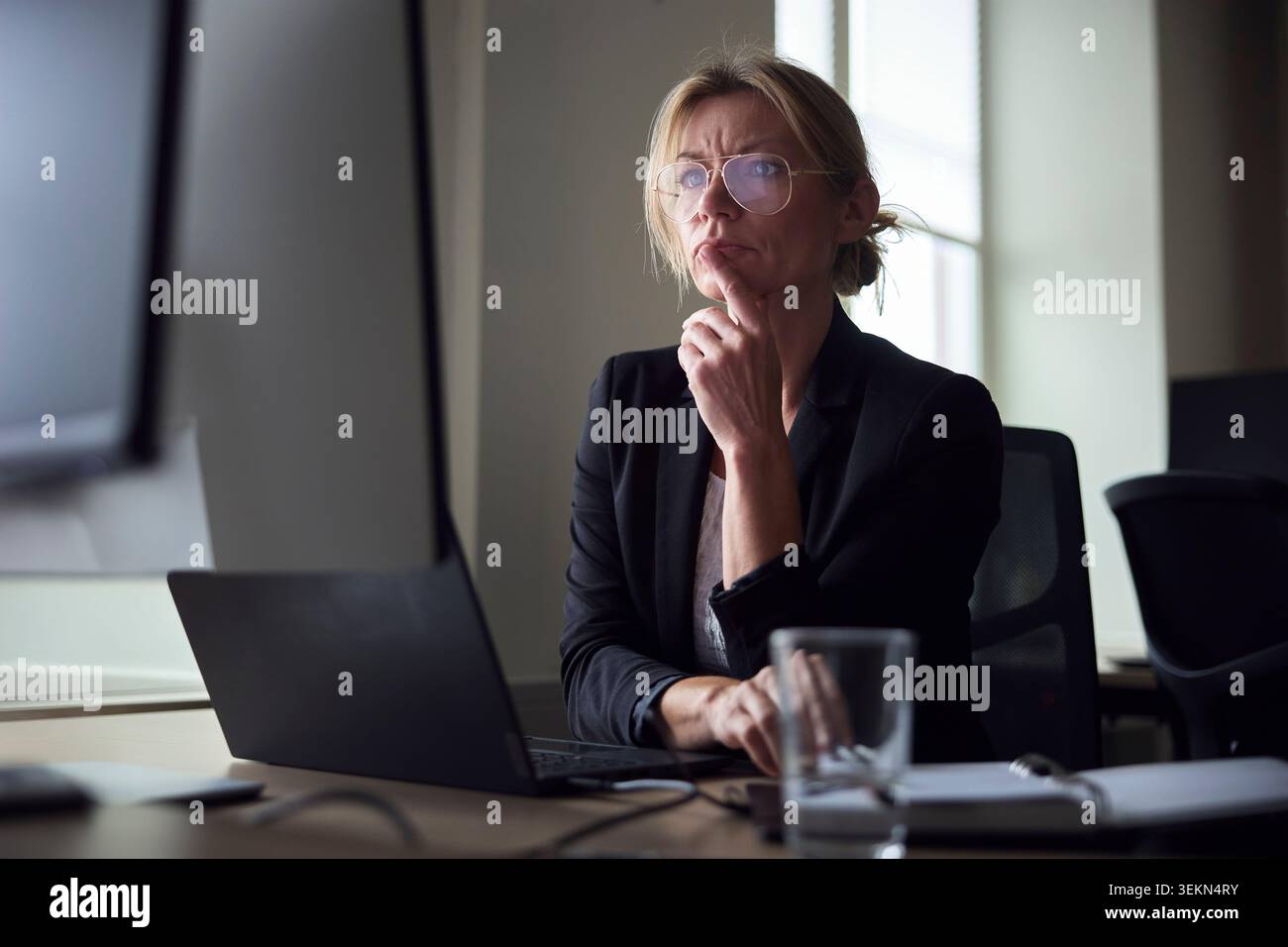 Esperta di affari donna matura e premurosa che lavora alla scrivania dell'ufficio Foto Stock