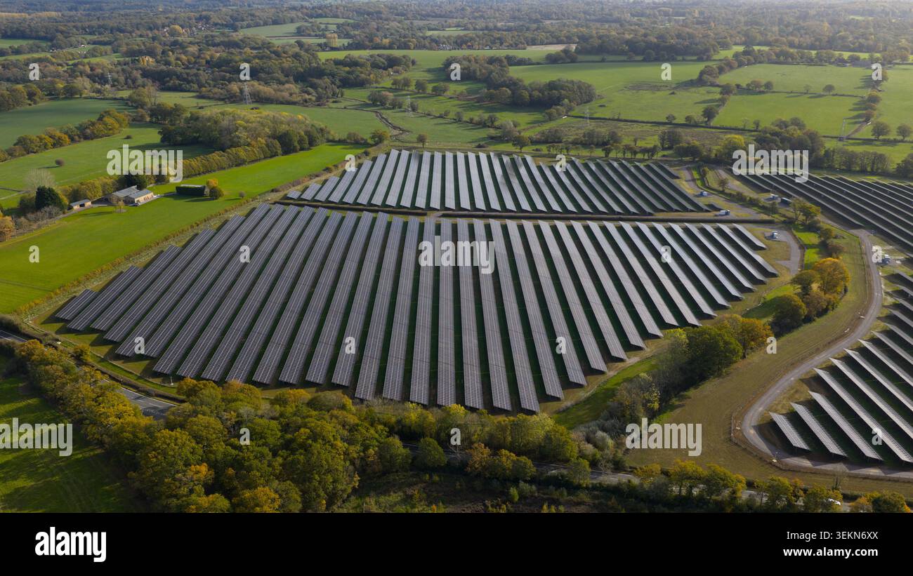 Fattoria solare che genera energia rinnovabile nel paesaggio rurale Foto Stock