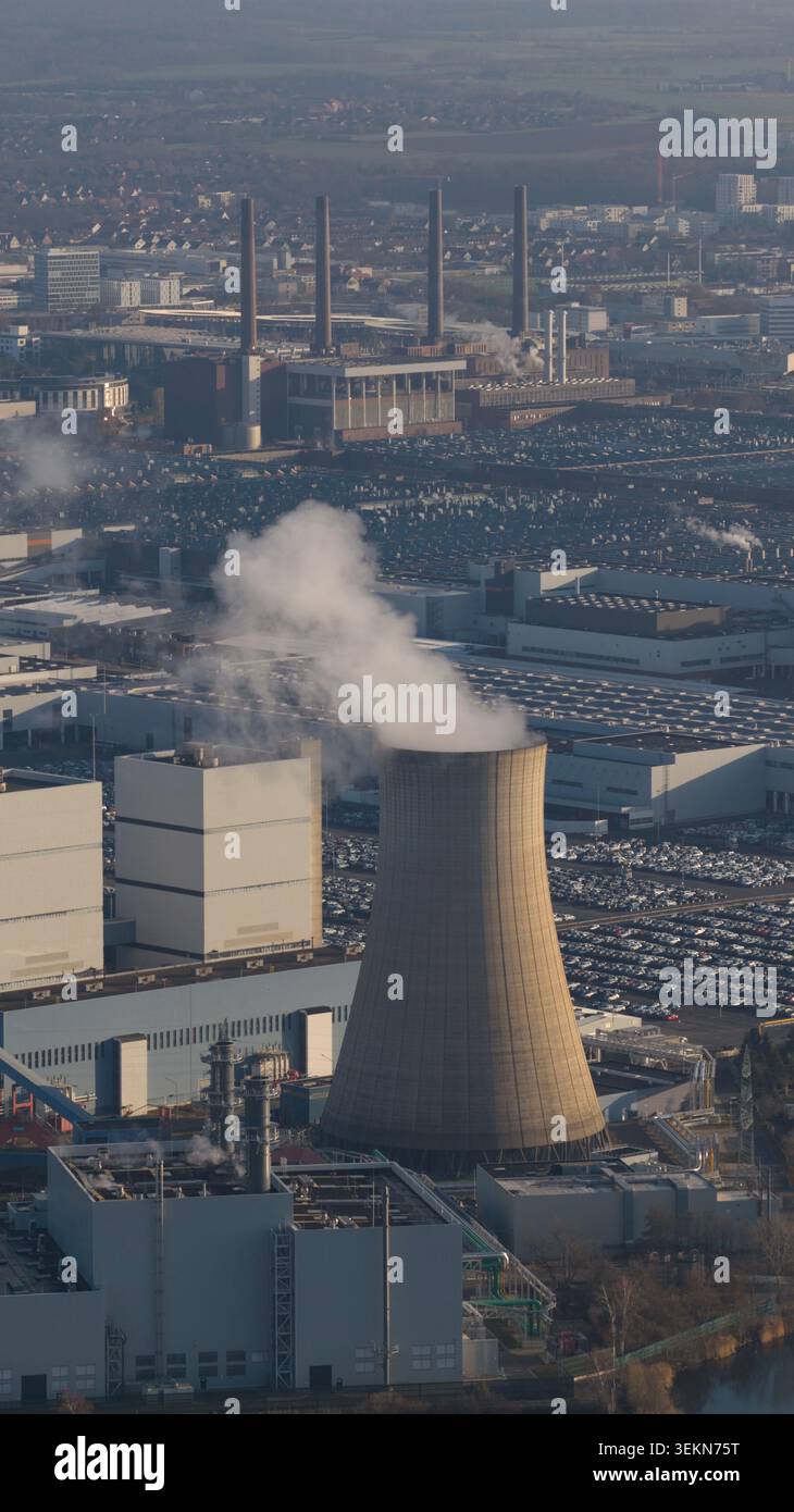 Grande complesso industriale con centrale elettrica e fabbrica di automobili Foto Stock