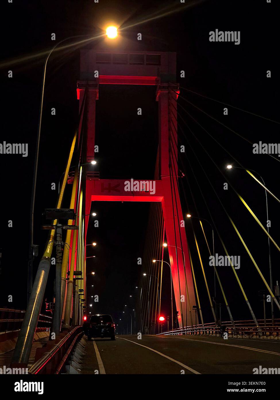 Splendida vista panoramica del ponte Soekarno di notte a Manado, Indonesia. - Immagine stock catturata con smartphone